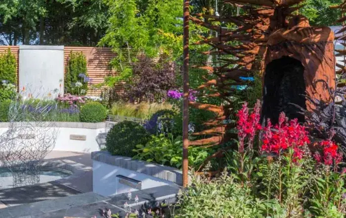 What to Expect When Working with a Professional Landscaper